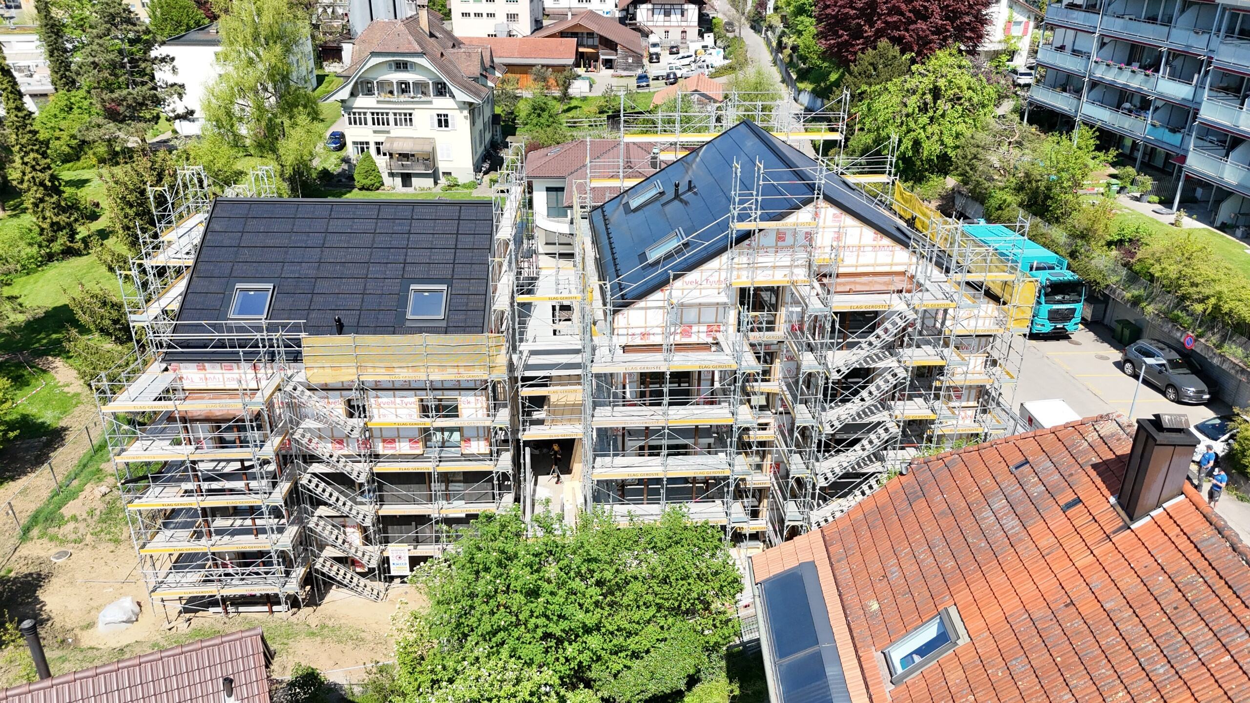 Im Rossweidli, auf der ehemaligen Pferde-Weide der Brauerei, entstehen zwei nachhaltige Mehrfamilienhäuser. Bei diesen beiden Holzhäusern dürfen wir bei 13 Wohnungen die Fenster liefern und montieren. 